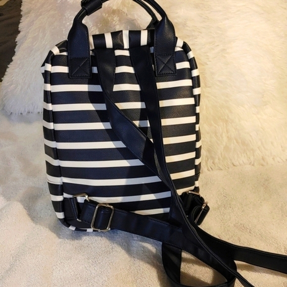 Medium size backpack blue and white striped in excellent unused condition - Picture 3 of 8